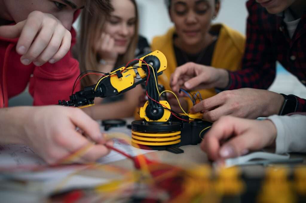 Group,Of,Students,Building,And,Programming,Electric,Toys,And,Robots